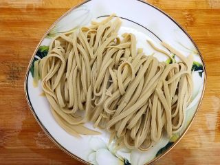 8、适合冬天里吃的凉菜（香菜大葱拌豆皮）,将豆皮切丝，备用