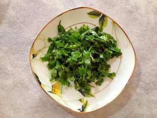 9、适合冬天里吃的凉菜（香菜大葱拌豆皮）,捞出香菜，沥干水分，切碎