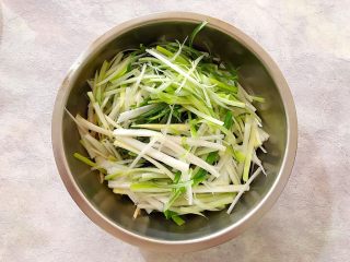 10、适合冬天里吃的凉菜（香菜大葱拌豆皮）,大葱，豆皮，香菜全部放进大一点的盆子