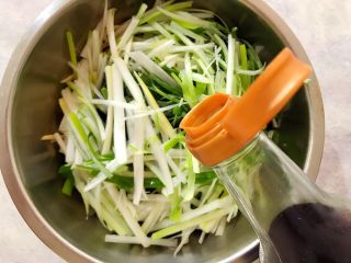 11、适合冬天里吃的凉菜（香菜大葱拌豆皮）,加适量生抽，不是做红烧菜的酱油，而是做凉拌菜的生抽，美极鲜也可以