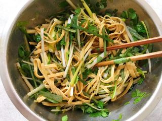 15、适合冬天里吃的凉菜（香菜大葱拌豆皮）,搅拌均匀，即可