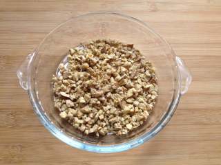 3、核桃酥,冷却后切成小颗粒，也不能太碎