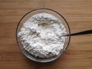 4、核桃酥,将低筋粉、小苏打、盐和泡打粉放一起混合均匀