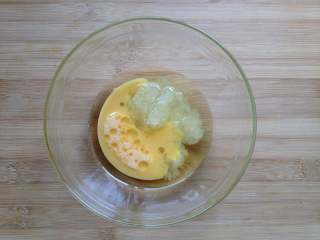 5、核桃酥,将玉米油、鸡蛋液和糖放一起