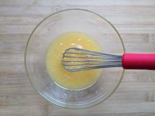 6、核桃酥,用打蛋器搅拌均匀