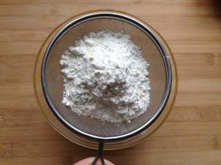 7、核桃酥,将之前混合均匀的面粉过筛到蛋液中