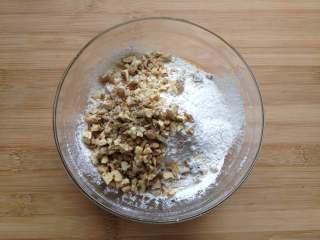 8、核桃酥,倒入核桃碎