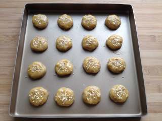 12、核桃酥,做好后依次放入不粘烤盘中，表面刷上蛋黄液，撒点白芝麻