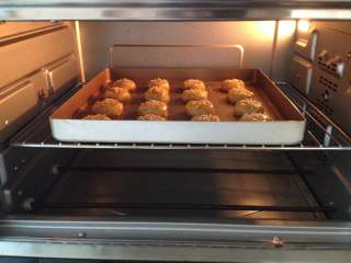 13、核桃酥,烤箱上下火175度预热5分钟，中层烤制15分钟即可