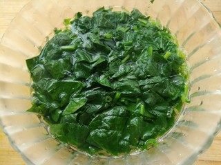 3、菠菜咸食,倒入开水焯1-2分钟后捞出攒干水分