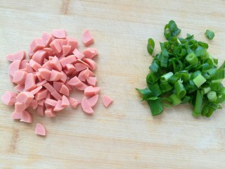 4、菠菜咸食,葱，火腿肠切好