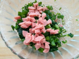 5、菠菜咸食,放入攒干水分的菠菜里