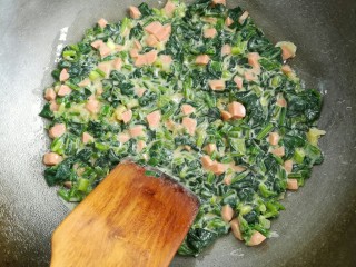 13、菠菜咸食,用木铲摊平