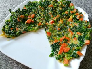 15、菠菜咸食,倒入盘里，切成小块