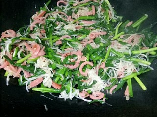 12、酱香春卷,依次放入火腿丝、白萝卜丝、韭菜翻炒至熟；