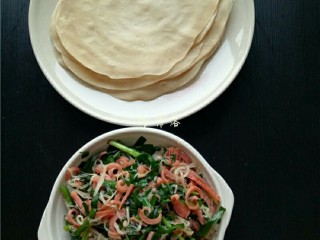 13、酱香春卷,蔬菜炒熟后，关火，盛出；春卷皮出锅，稍微晾凉，一张一张揭开；