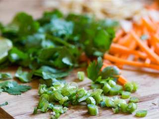 1、泰式无酵饼披萨,预热烤箱至205摄氏度。生姜 去皮剁碎，大蒜 剁碎。