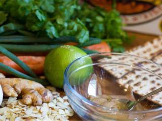 2、泰式无酵饼披萨,在一个中等大小的碗中，混合顺滑型杏仁酱 ，新鲜青柠汁 ，苹果醋 ，蜂蜜 ，红辣椒片 ，大蒜 ，生姜 。