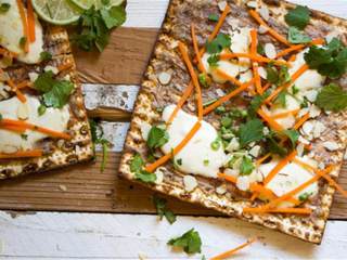 4、泰式无酵饼披萨,在披萨上撒上胡萝卜丝 ，杏仁片 ，香菜 ，青柠汁 ，趁热吃！