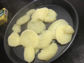 1、芝士肉糜焗土豆,土豆1~2个,烧到酥烂。