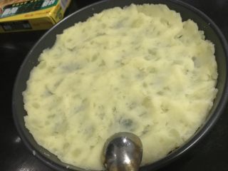 2、芝士肉糜焗土豆,把土豆压成泥,加入盐,味精,根据个人口味调味后平铺于不粘烤盘,建议使用长方形盘。