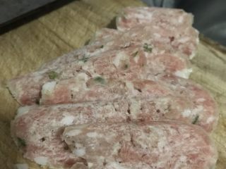 3、芝士肉糜焗土豆,肉糜冰冻的,没时间解冻,所以切成片,方便铺在土豆上,新鲜肉糜也可以,培根也可以。