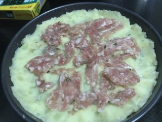 4、芝士肉糜焗土豆,铺上去时已经有点化了。不影响哈哈。