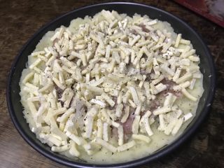 5、芝士肉糜焗土豆,撒上安佳芝士碎,黑胡椒,比萨草,也可以罗勒碎,爱啥撒啥,不会难吃的哈哈