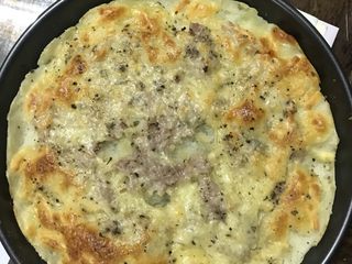 6、芝士肉糜焗土豆,烤箱170度预热5分钟,双面烤,20~25分钟,170度~200度之间均可。可以锡箔纸盖下,但不要碰到芝士,第一次做我是没有盖锡纸。