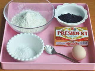 1、黑芝麻饼干,准备材料