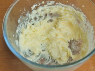 3、黑芝麻饼干,打发至黄油体积膨大，有清晰纹路。