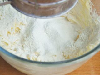 6、黑芝麻饼干,筛入低筋面粉。