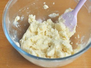 7、黑芝麻饼干,翻拌均匀，无干粉即可。