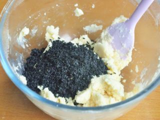 8、黑芝麻饼干,倒入黑芝麻。
