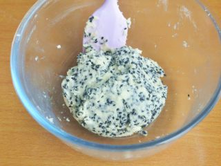 9、黑芝麻饼干,翻拌成团。