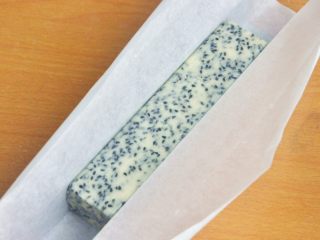 10、黑芝麻饼干,准备一张油纸，把饼干团放到油纸上，借助饼干模具进行整理，放入冰箱冷冻2小时。