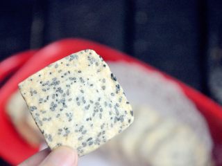 14、黑芝麻饼干,香香脆脆好滋味。