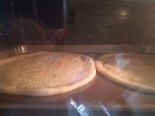 11、鲜虾火腿披萨,处理碗这些，披萨大概也松弛好了。烤箱预热200度10分钟。然后放入披萨饼皮烤5分钟。