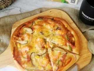 17、鲜虾火腿披萨,烤好乘热吃，拉丝的芝士，丰富的食材，有嚼劲的饼底，好满足