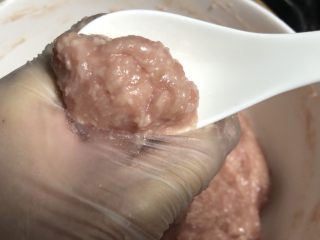 5、Q弹劲道的山药肉丸子,准备一个锅装水烧开,左手抓一把肉糜在手心,用虎口位置挤出一个肉丸。