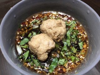 9、Q弹劲道的山药肉丸子,煮火锅的时候放在火锅煮一下,蘸火锅调料吃,吃口非常Q弹劲道。