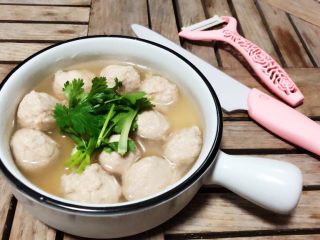 10、Q弹劲道的山药肉丸子,也可以煮熟加少许盐,撒上蒜苗或香菜碎直接吃,因为有原汤在汤里,非常鲜美。最主要是自己做的肉丸吃上去卫生放心。