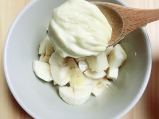 5、水果披萨,香蕉块儿中加入一勺沙拉酱。