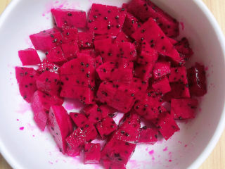 7、水果披萨,火龙果切小块待用。