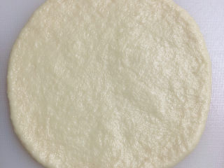 10、水果披萨,将面团擀成圆形，披萨胚就做好了，放入烤盘中。提前预热烤箱180度预热10分钟。