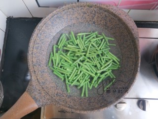2、麻汁豆角,锅内烧水，加一丢丢盐，几滴油，把豆角煮熟。
