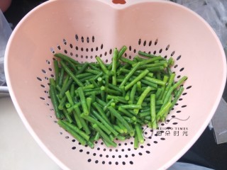 3、麻汁豆角,煮熟的豆角放冷水里泡两分钟。然后捞出控干水分。