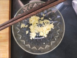 4、麻汁豆角,准备一些蒜泥。