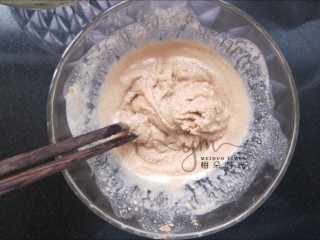 5、麻汁豆角,两勺芝麻酱用水稀释一下。