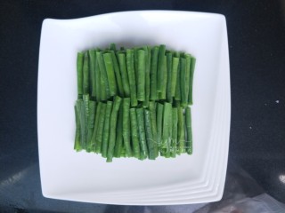6、麻汁豆角,豆角摆放整齐。自家吃的话直接用调味汁拌匀就可以吃了。宴客可以摆个盘，这样更美观些。